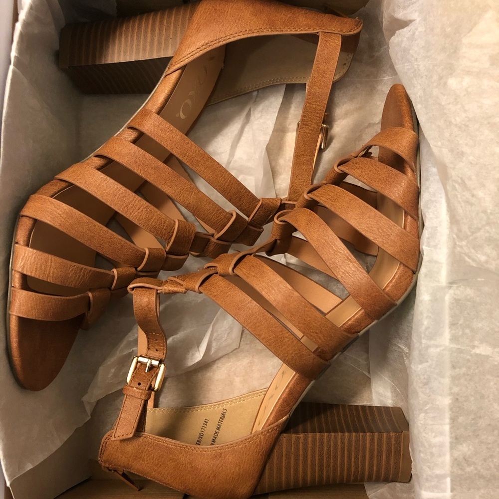 Women XOXO shoe, tan color sandal, size 8.5!
